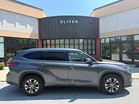 Used 2021 Toyota Highlander XLE AWD/4WD image 8