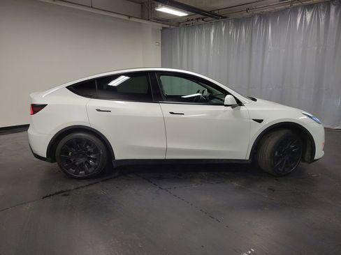 Used 2022 Tesla Model Y Long Range image 9