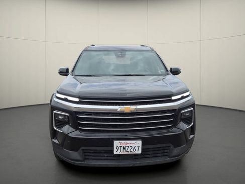 Used 2025 Chevrolet Traverse LT FWD image 2