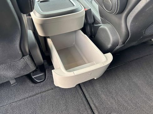 Used 2024 Chrysler Pacifica Touring-L image 36