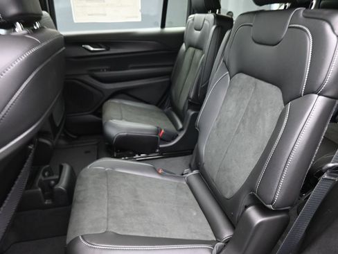 New 2025 Jeep Grand Cherokee L Altitude image 10