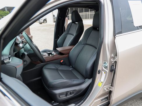 Used 2024 Toyota Venza Limited AWD/4WD image 46