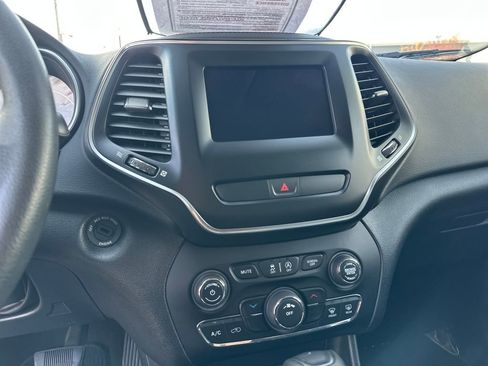 Used 2019 Jeep Cherokee Latitude w/ Popular Appearance Group FWD image 22