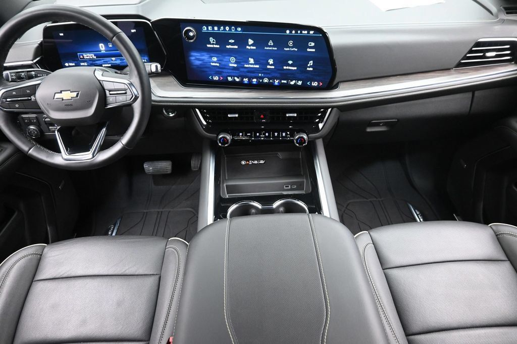 Used 2025 Chevrolet Suburban Premier AWD/4WD image 16