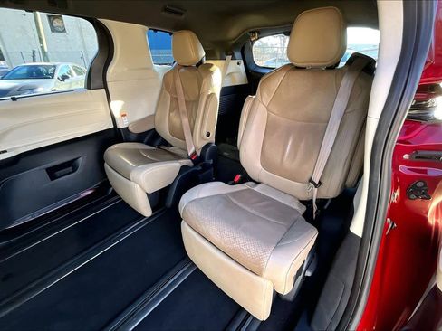 Used 2021 Toyota Sienna Limited image 21