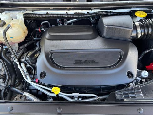 Used 2025 Chrysler Pacifica Select FWD image 34