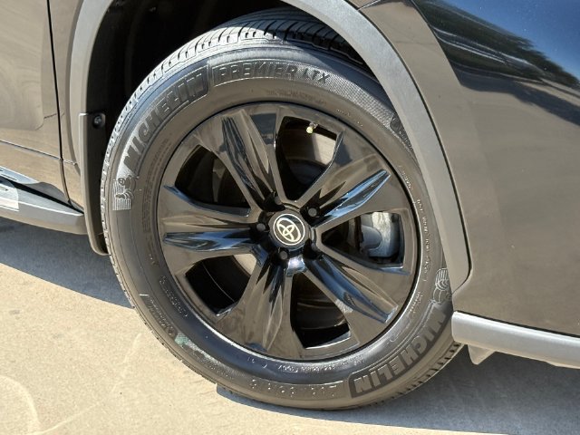 Used 2024 Toyota Highlander XLE FWD image 2