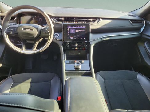 Certified 2025 Jeep Grand Cherokee Altitude AWD/4WD image 8