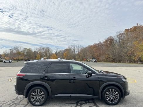 Used 2022 Nissan Pathfinder SL w/ SL Premium Package image 4