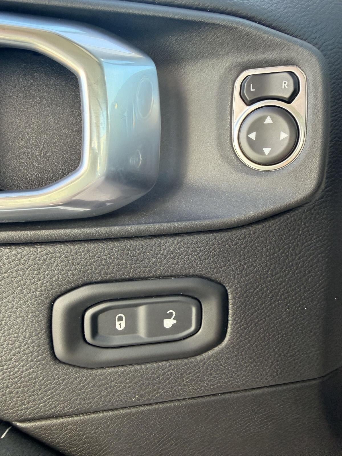 Used 2021 Jeep Wrangler Unlimited Sahara AWD/4WD image 10