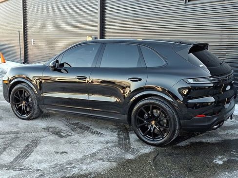 Certified 2025 Porsche Cayenne image 3