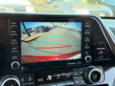 Used 2021 Toyota Highlander XLE FWD image 22