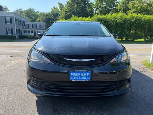 Used 2020 Chrysler Voyager L FWD image 2