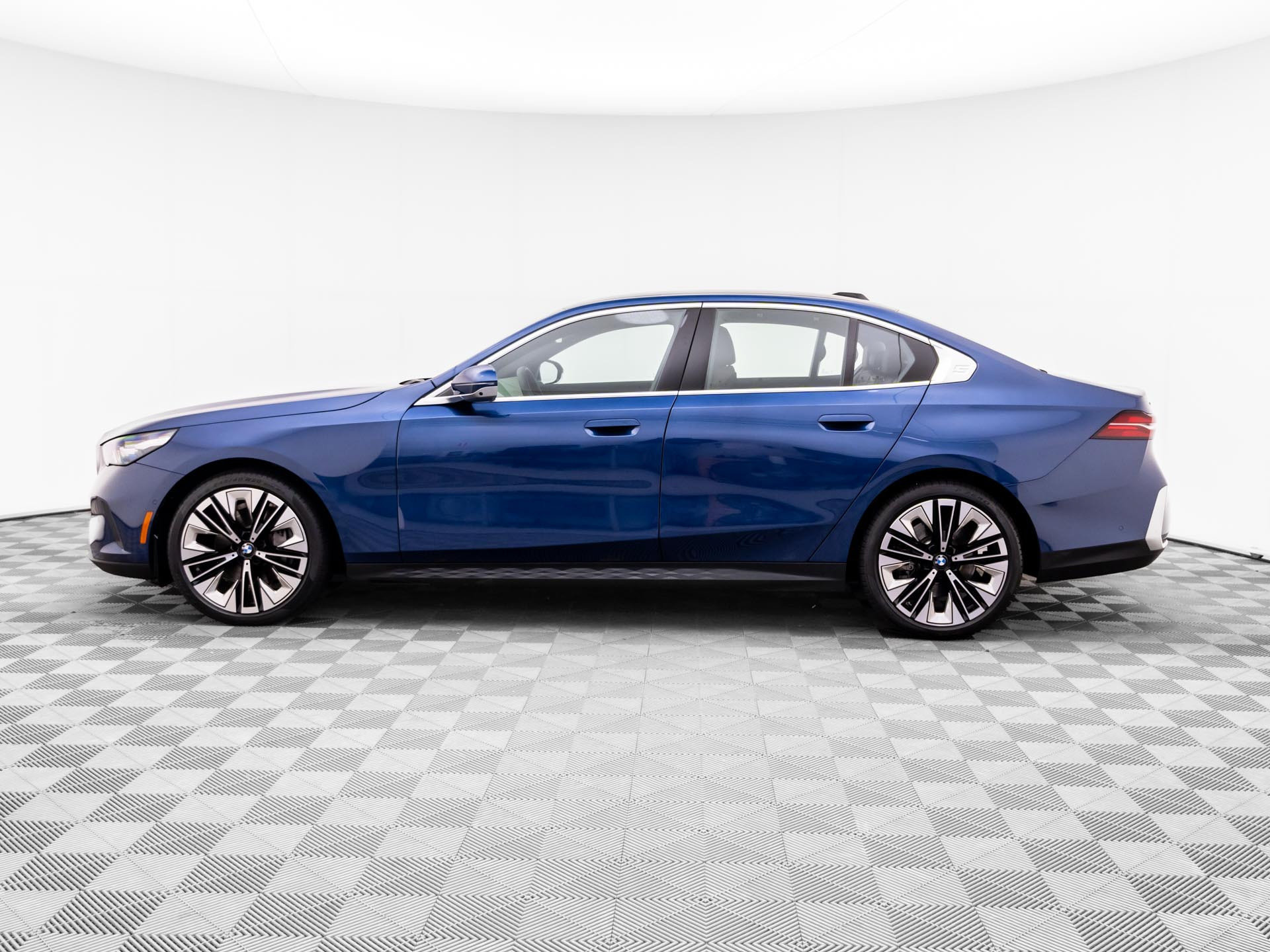 Certified 2026 BMW 540i xDrive AWD/4WD image 2