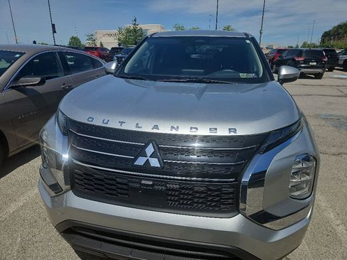 Used 2022 Mitsubishi Outlander ES FWD image 2