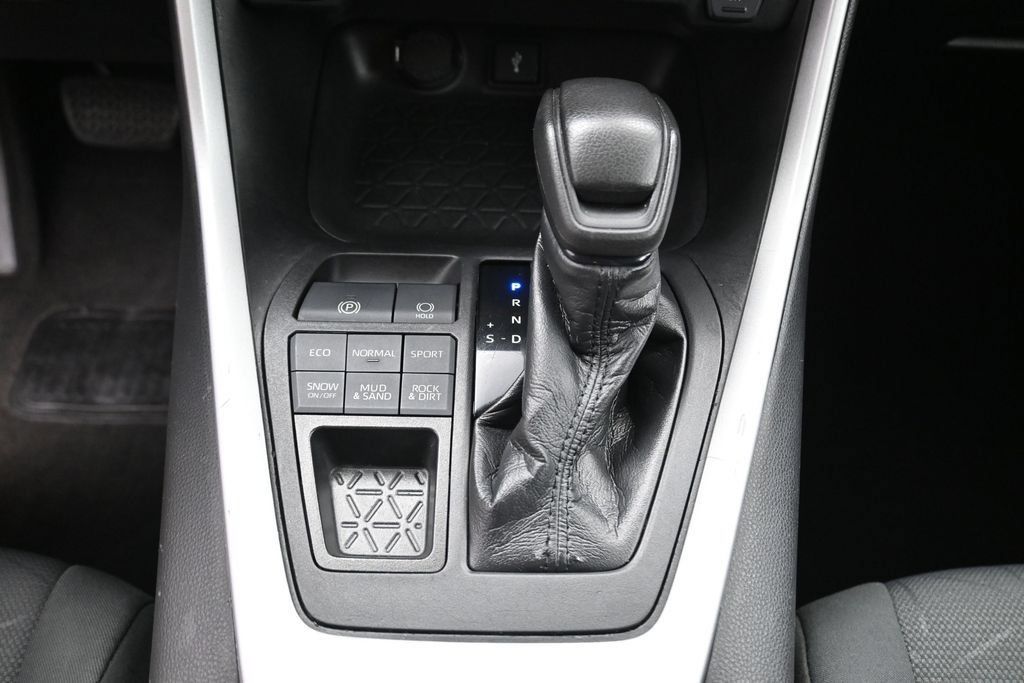 Used 2021 Toyota RAV4 XLE AWD/4WD image 25