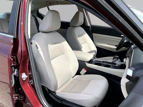 Used 2025 Nissan Altima 2.5 SV FWD image 9