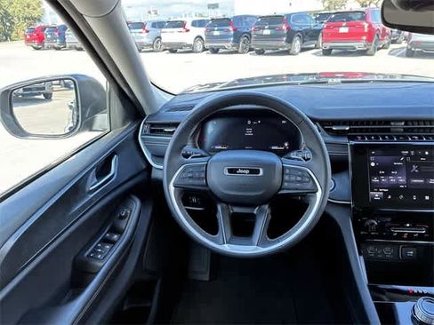 Used 2024 Jeep Grand Cherokee Laredo image 23