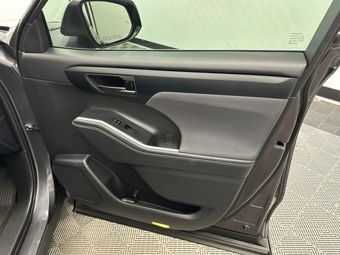 Used 2024 Toyota Highlander LE FWD image 15