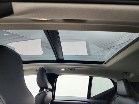 Certified 2025 Volvo XC40 B5 Plus AWD/4WD image 22