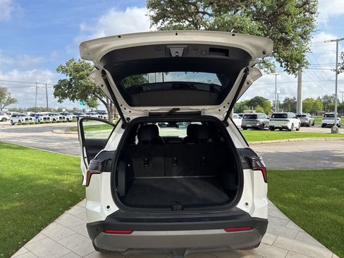 Used 2026 Chevrolet Equinox LT w/ Convenience Package II FWD image 30