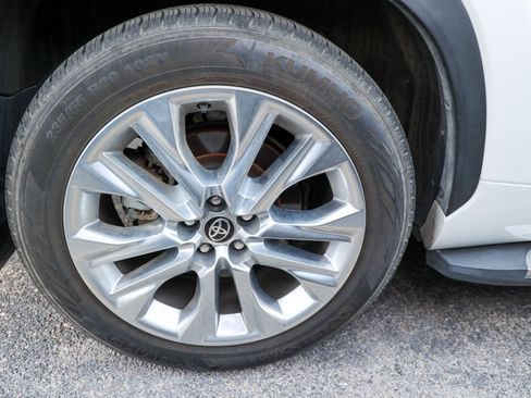 Used 2024 Toyota Highlander Limited FWD image 13
