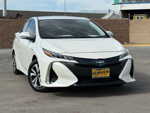 Used 2018 Toyota Prius Prime Premium image 3