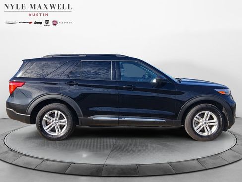 Used 2024 Ford Explorer XLT w/ Equipment Group 202A AWD/4WD image 17