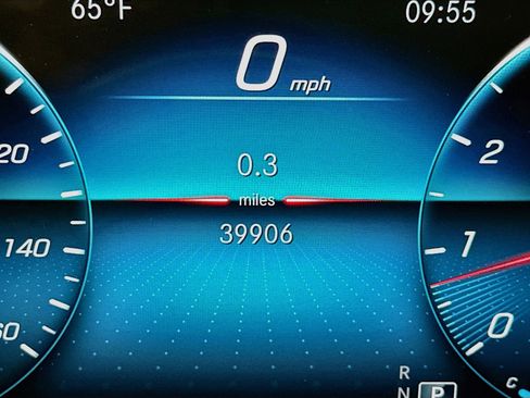 Used 2022 Mercedes-Benz GLB 250 4MATIC w/ Premium Package Lite image 19