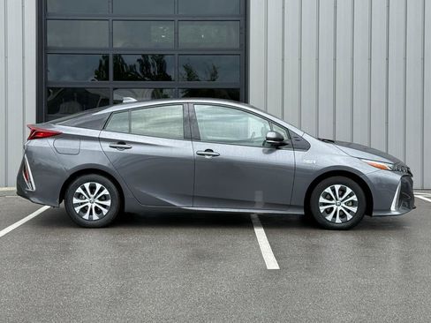Used 2020 Toyota Prius Prime XLE FWD image 4