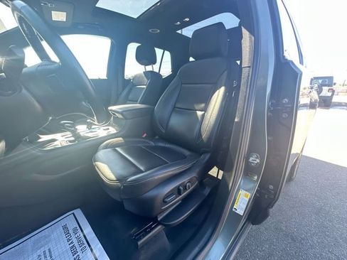 Used 2022 Chevrolet Traverse LT w/ LT Premium Package AWD/4WD image 13