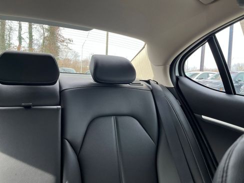 Used 2025 Genesis G70 2.5T image 37