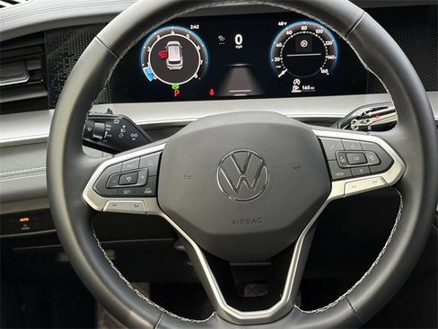 Certified 2025 Volkswagen Tiguan SE image 10