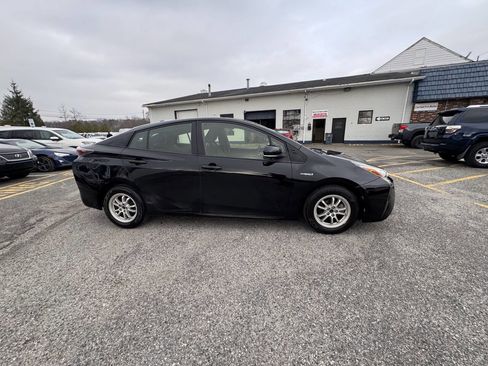 Used 2016 Toyota Prius Two image 9