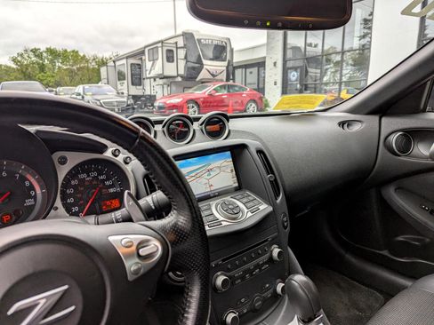 Used 2010 Nissan 370Z Touring w/ Sport Pkg image 32