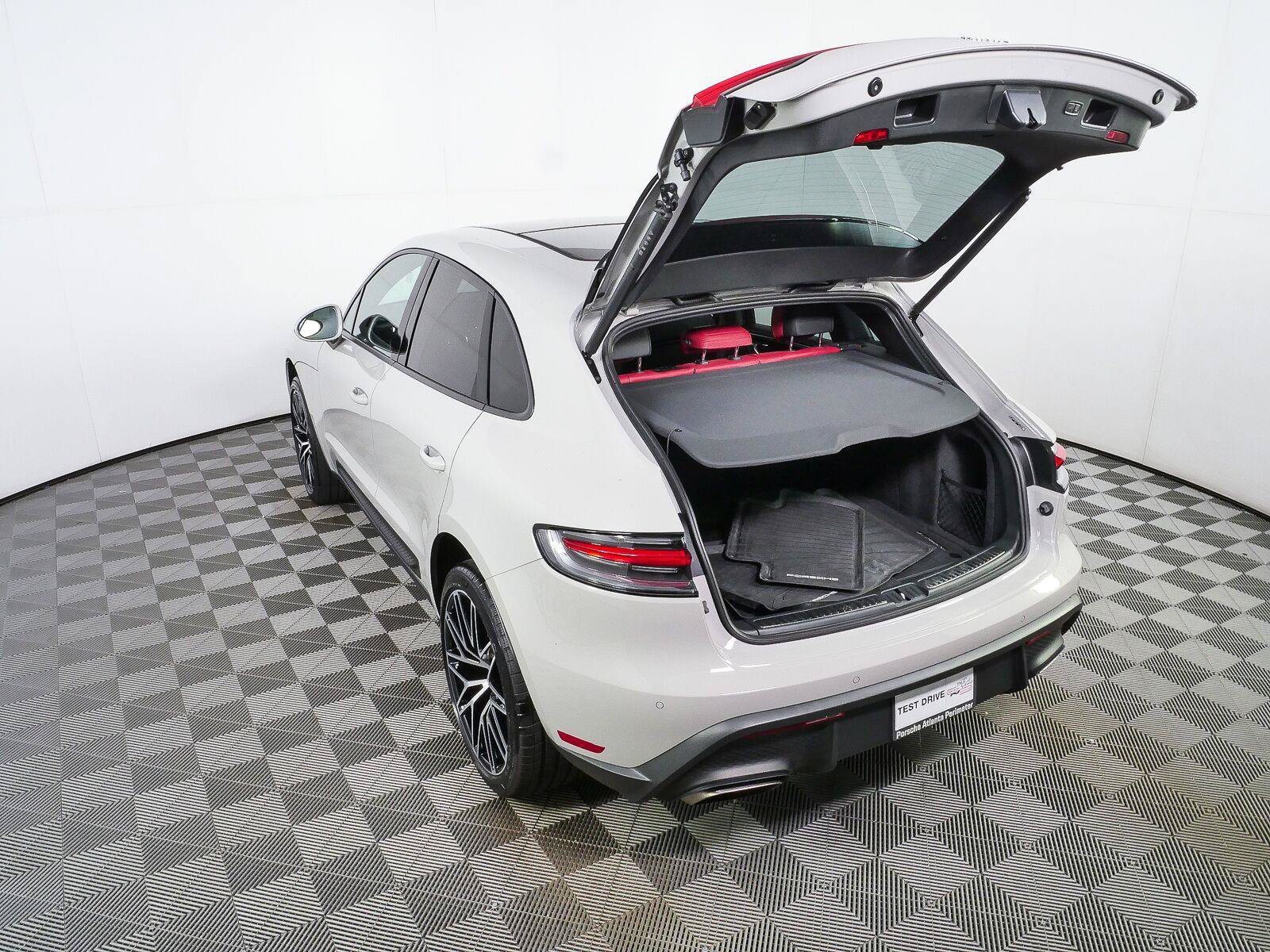 Certified 2026 Porsche Macan AWD/4WD image 28