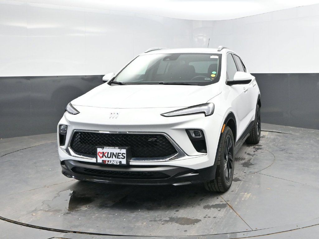 Used 2024 Buick Encore GX Sport Touring FWD image 3