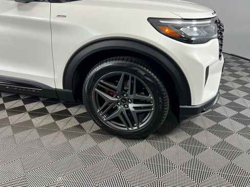 Used 2025 Ford Explorer ST-Line w/ Premium Package image 13