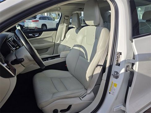 Used 2022 Volvo S60 B5 Momentum w/ Premium Package image 13