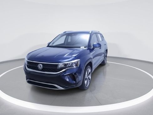 Used 2024 Volkswagen Taos SE AWD/4WD image 3