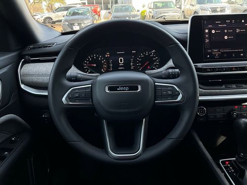Used 2025 Jeep Compass Latitude image 34