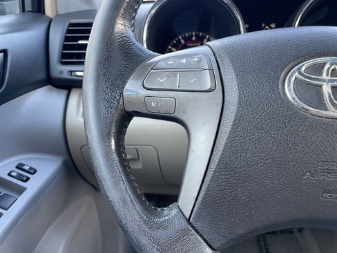 Used 2010 Toyota Highlander SE FWD image 25