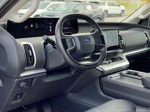 Used 2025 Ford Expedition Platinum AWD/4WD image 10