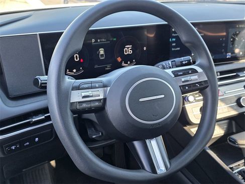 Certified 2025 Hyundai Santa Cruz SE image 9