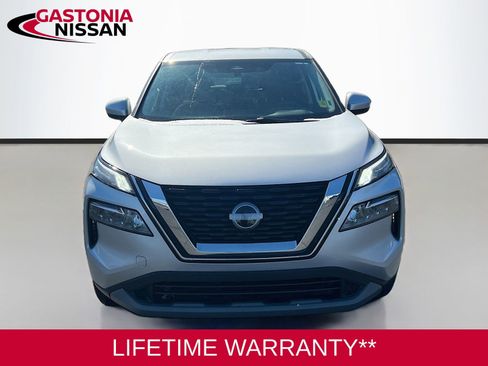 Used 2023 Nissan Rogue SV image 2