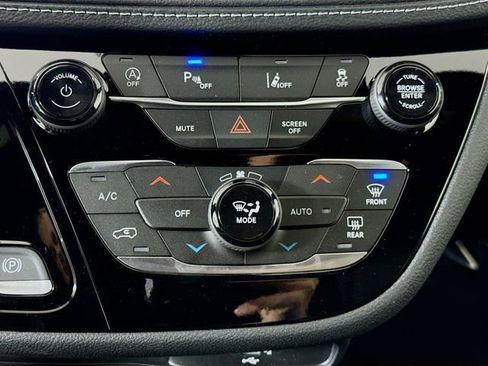 New 2026 Chrysler Pacifica Select image 16