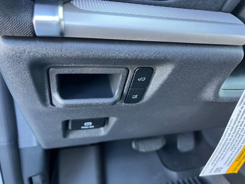 New 2025 Ford Expedition Active image 12