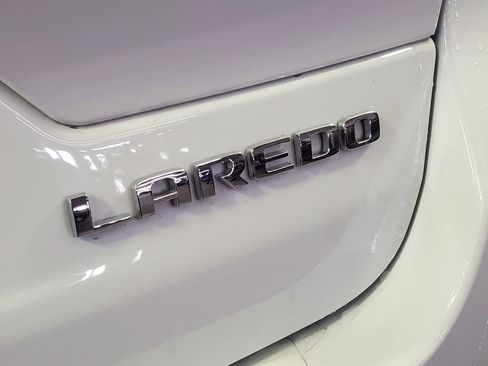Used 2022 Jeep Grand Cherokee Laredo w/ Luxury Tech Group I AWD/4WD image 32