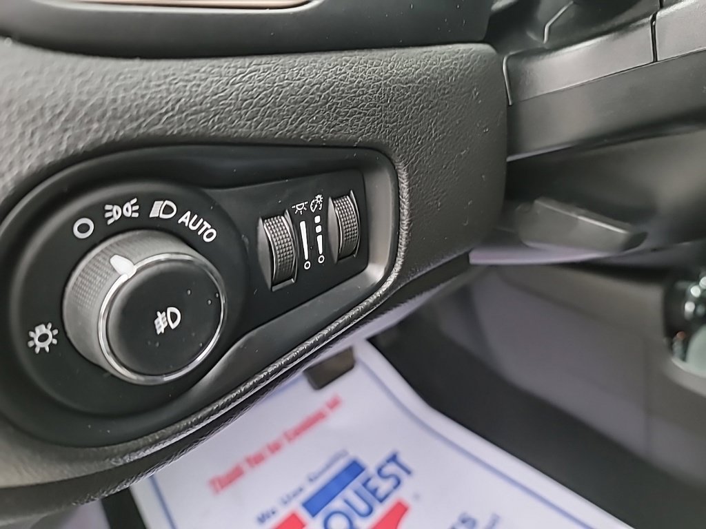 Used 2016 Jeep Renegade Latitude w/ Cold Weather Group AWD/4WD image 14