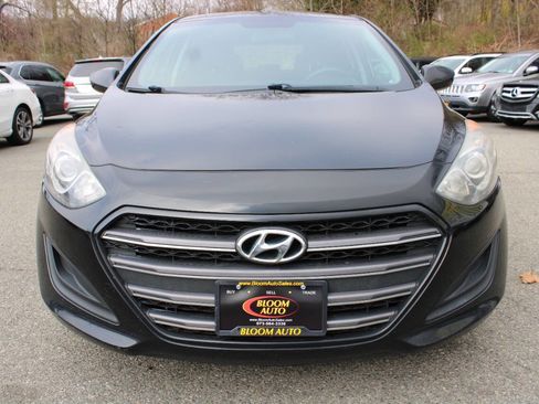 Used 2017 Hyundai Elantra GT FWD image 3